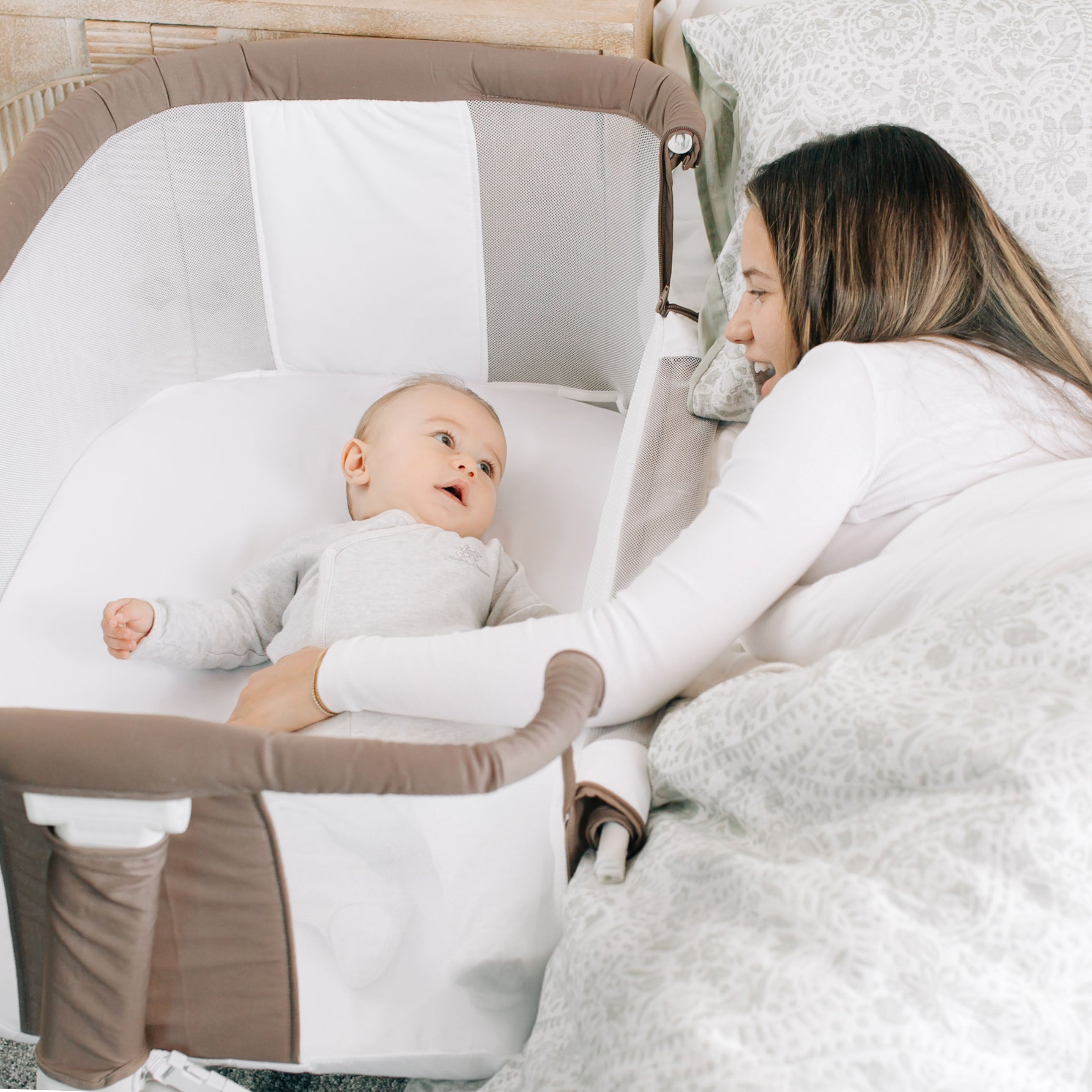 Beside Me™ Dreamer Organic Bassinet & Bedside Sleeper - Organic Mocha - Baby Delight