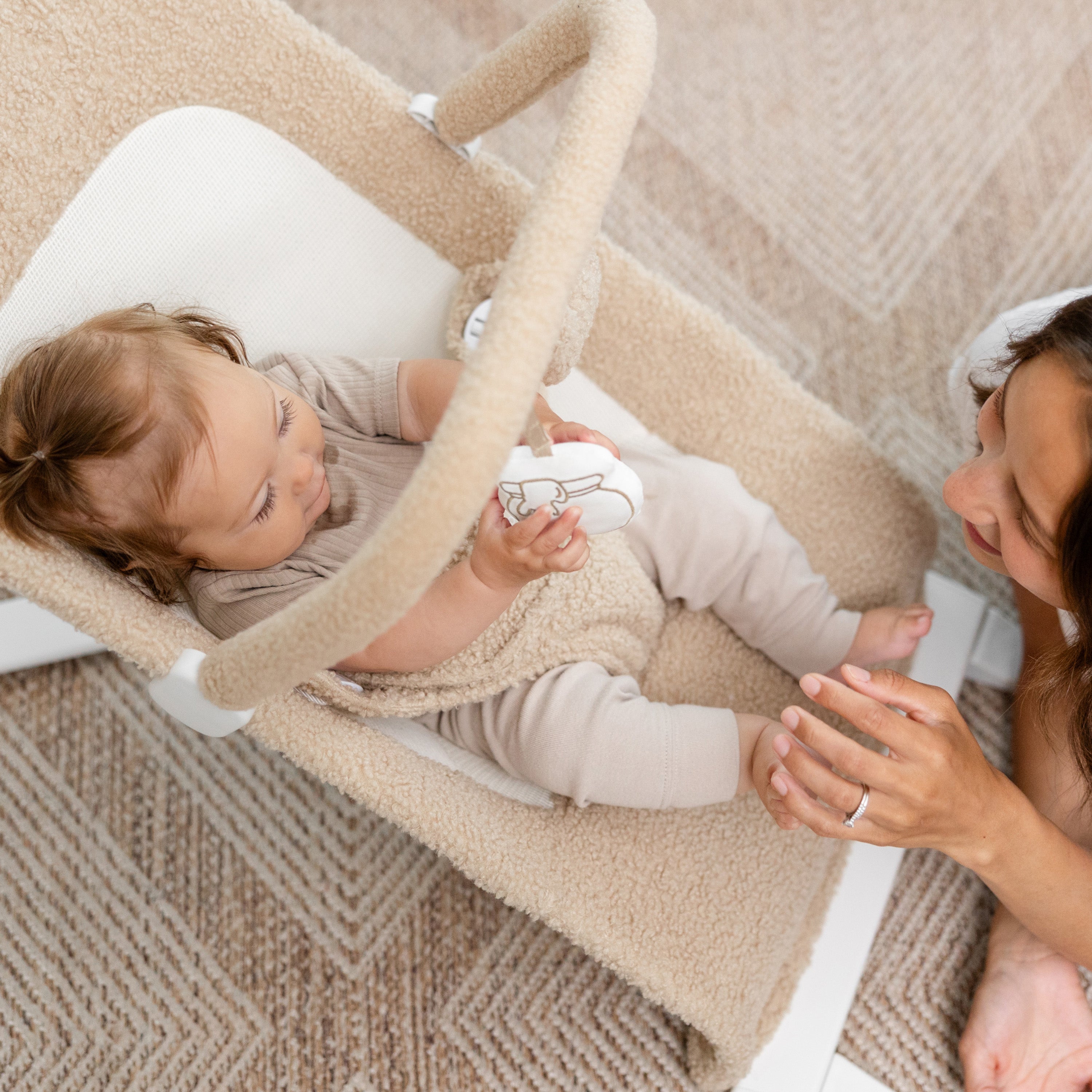 Alpine Deluxe Portable Bouncer - Tan Sherpa (or Bouclé) - Baby Delight