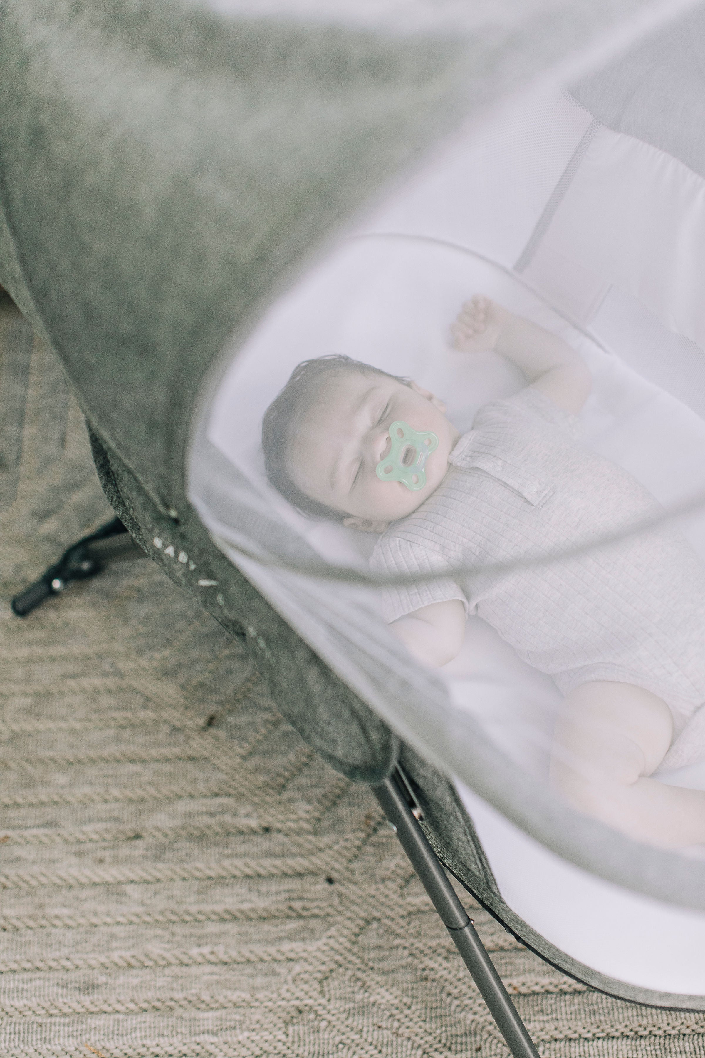 Slumber Deluxe Portable Rocking Bassinet - Charcoal Tweed - Baby Delight